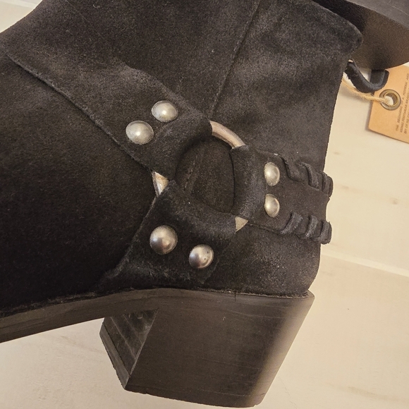 {6} NWT Vintage 7 Alameda Black Suede Western Buckle Ankle Booties - Picture 7 of 15